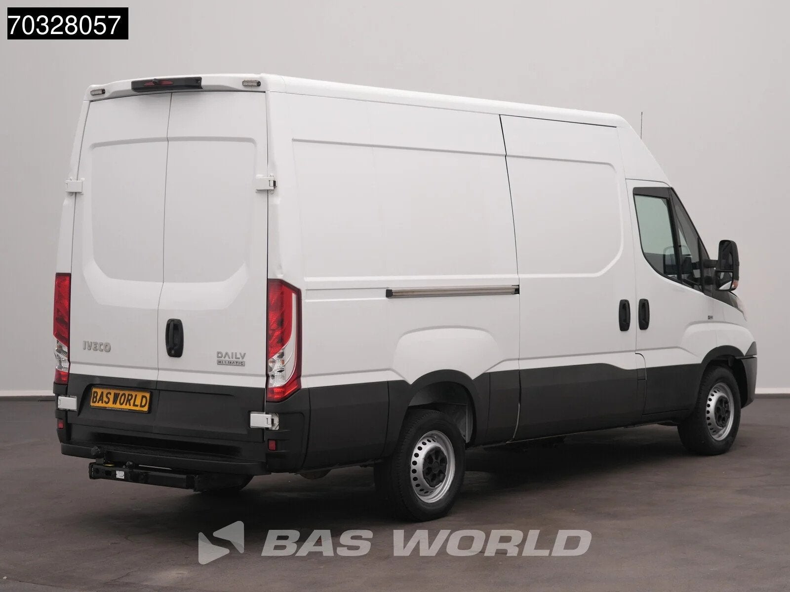 Iveco Daily 35S18 3.0L Automaat L2H2 3,5t Trekhaak Navi Airc, Auto's, Stof, Gebruikt, Euro 6, 4 cilinders