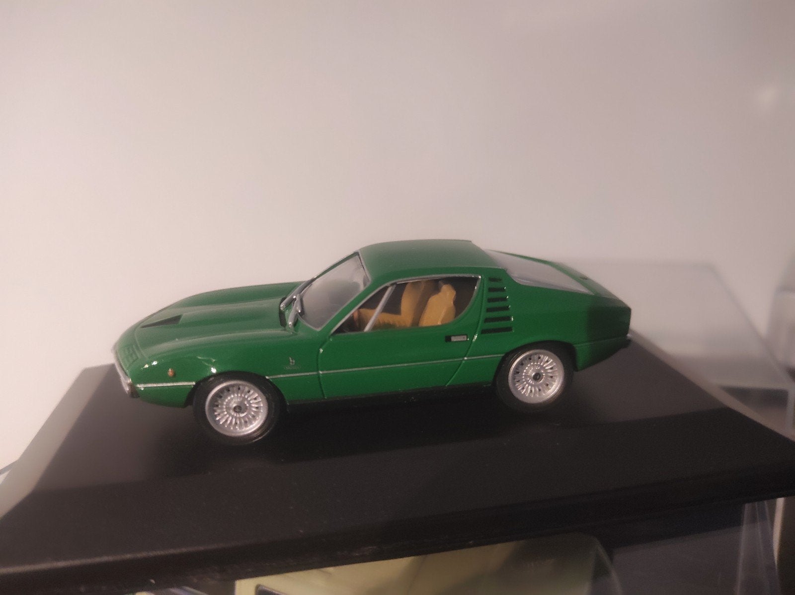 Alfa Romeo Montreal groen 1970 1:43 in vitrinedoosje, Ophalen of Verzenden
