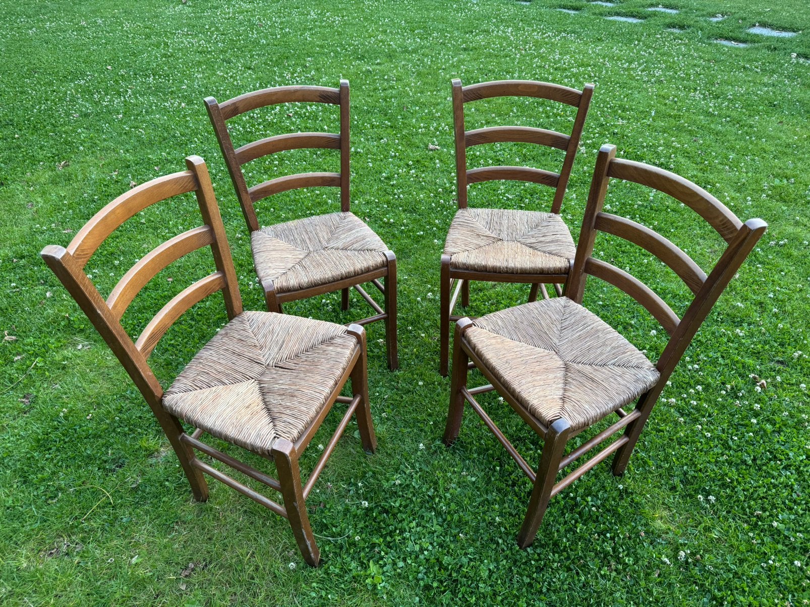 Lot de 4 chaises en bois massif avec assise paillée, Antiquités & Art, Enlèvement