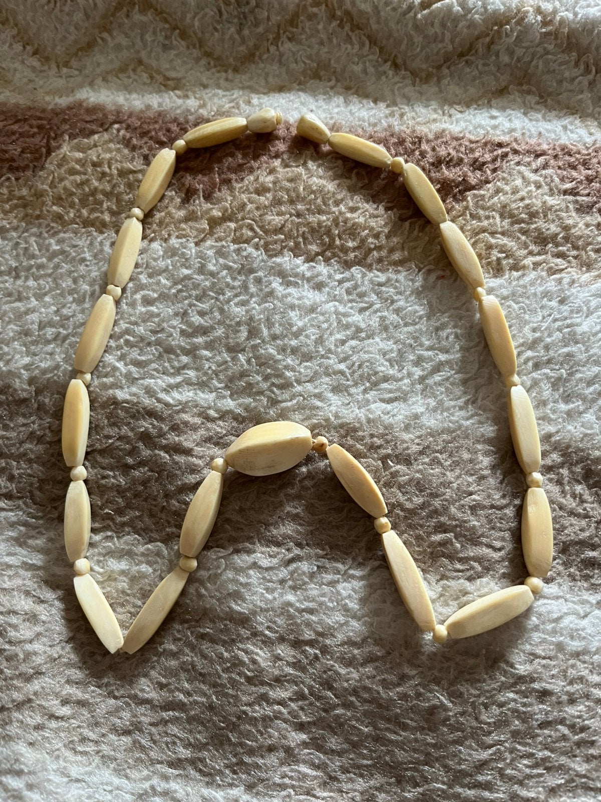 Collier en ivoire long 62 cm, Bijoux, Sacs & Beauté, Enlèvement, Comme neuf