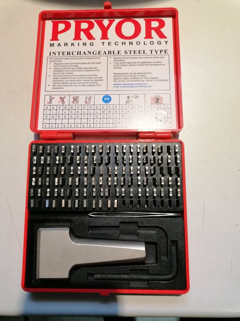 Jeu de 100 caractères PRYOR en boîte & support, h=3.0 mm, Bricolage & Construction, Outillage | Outillage à main, Enlèvement ou Envoi