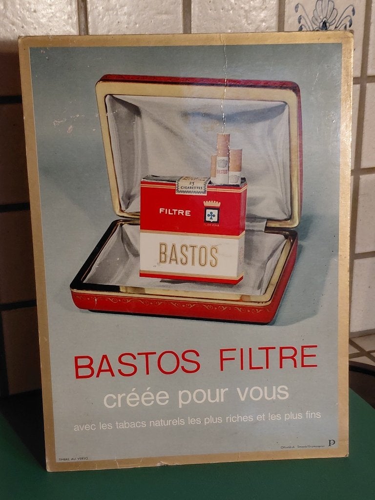 Panneau d'affichage vintage en carton de Bastos filtre 1964, Collections, Enlèvement ou Envoi, Utilisé, Panneau publicitaire