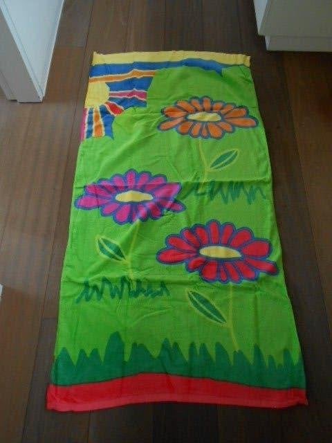 badhanddoek bloemen zo goed als nieuw, Maison & Meubles, Salle de bain | Linge de bain & Accessoires, Enlèvement ou Envoi, Comme neuf