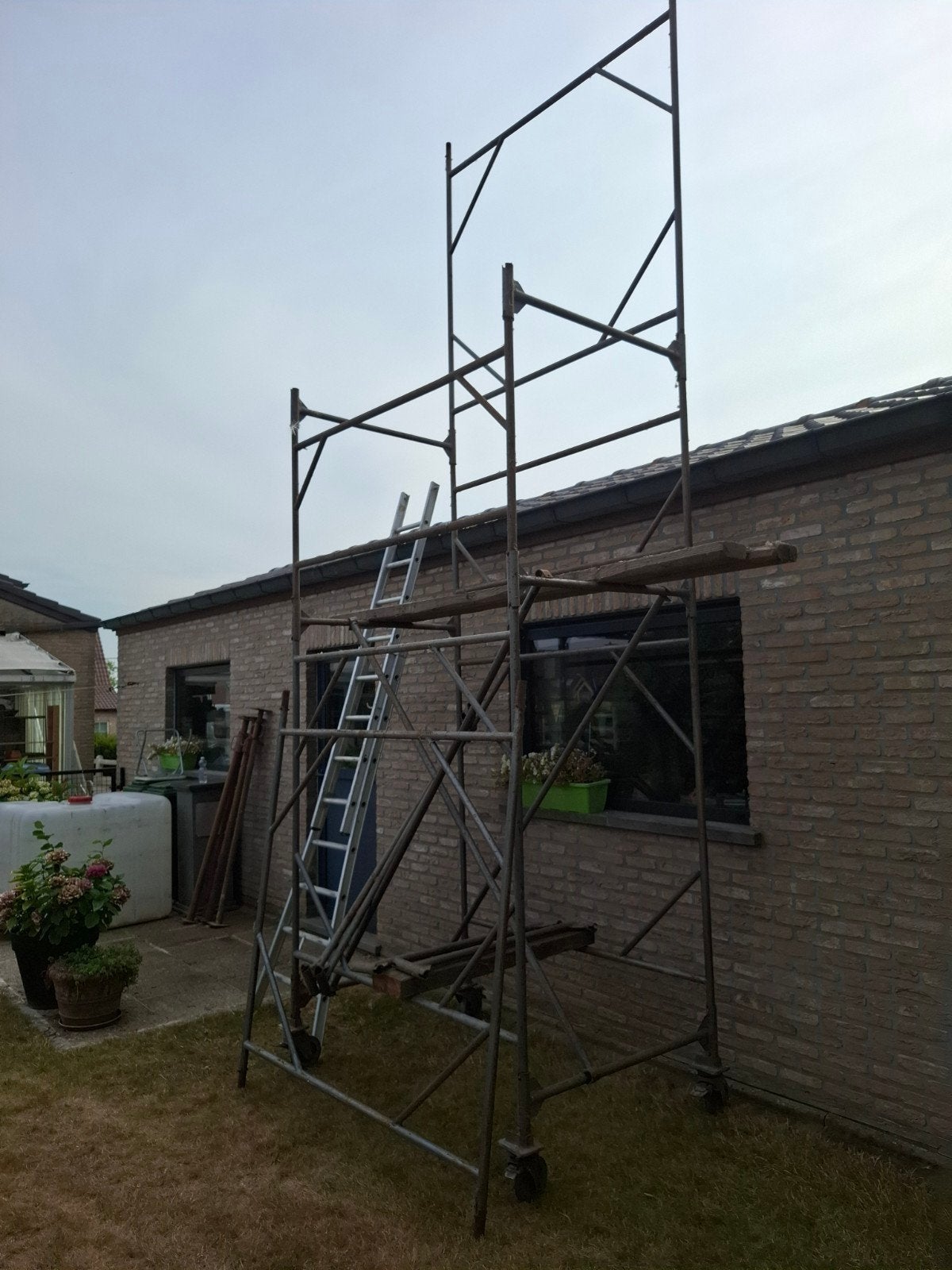metalen stelling op wielen gereserveerd, Ophalen, Gebruikt, Gevelsteiger, 5 meter of hoger