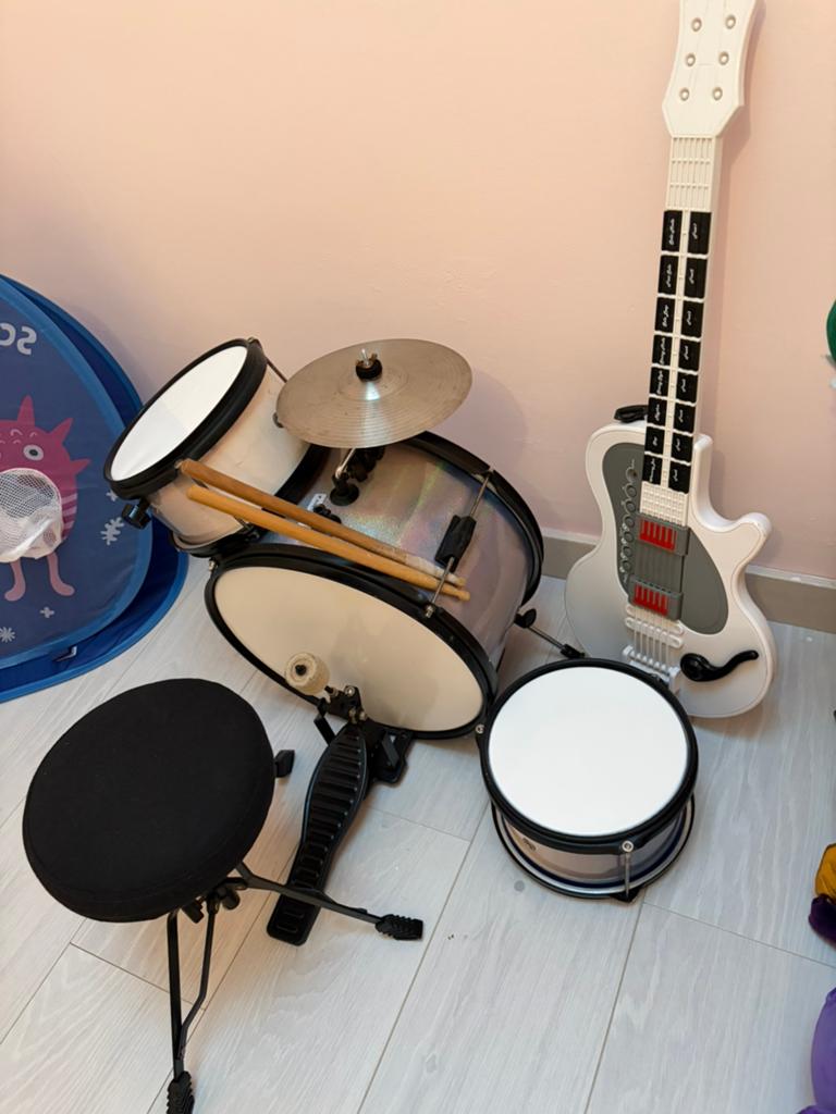 Trommel en gitar, Muziek en Instrumenten, Drumstellen en Slagwerk, Ophalen, Zo goed als nieuw