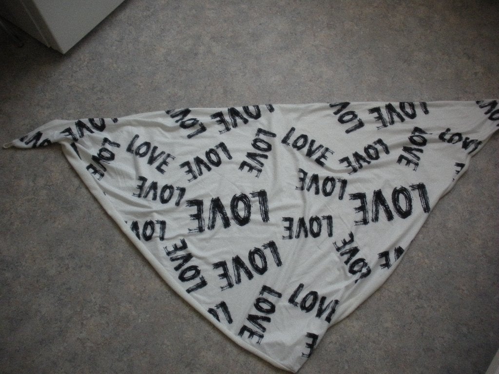 Echarpe/foulard triangulaire "LOVE"., Ophalen, Zo goed als nieuw, Maat 46/48 (XL) of groter, Sjaal