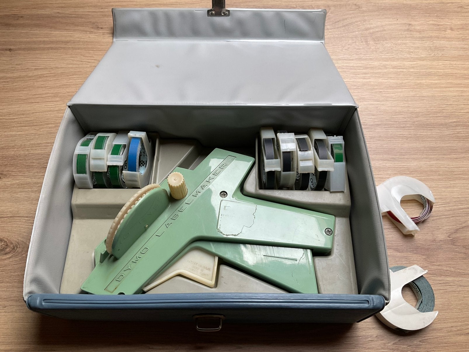 VIntage Dymo labelmaker in originele koffer + labels kleuren, Ophalen, Gebruikt, Tape-label