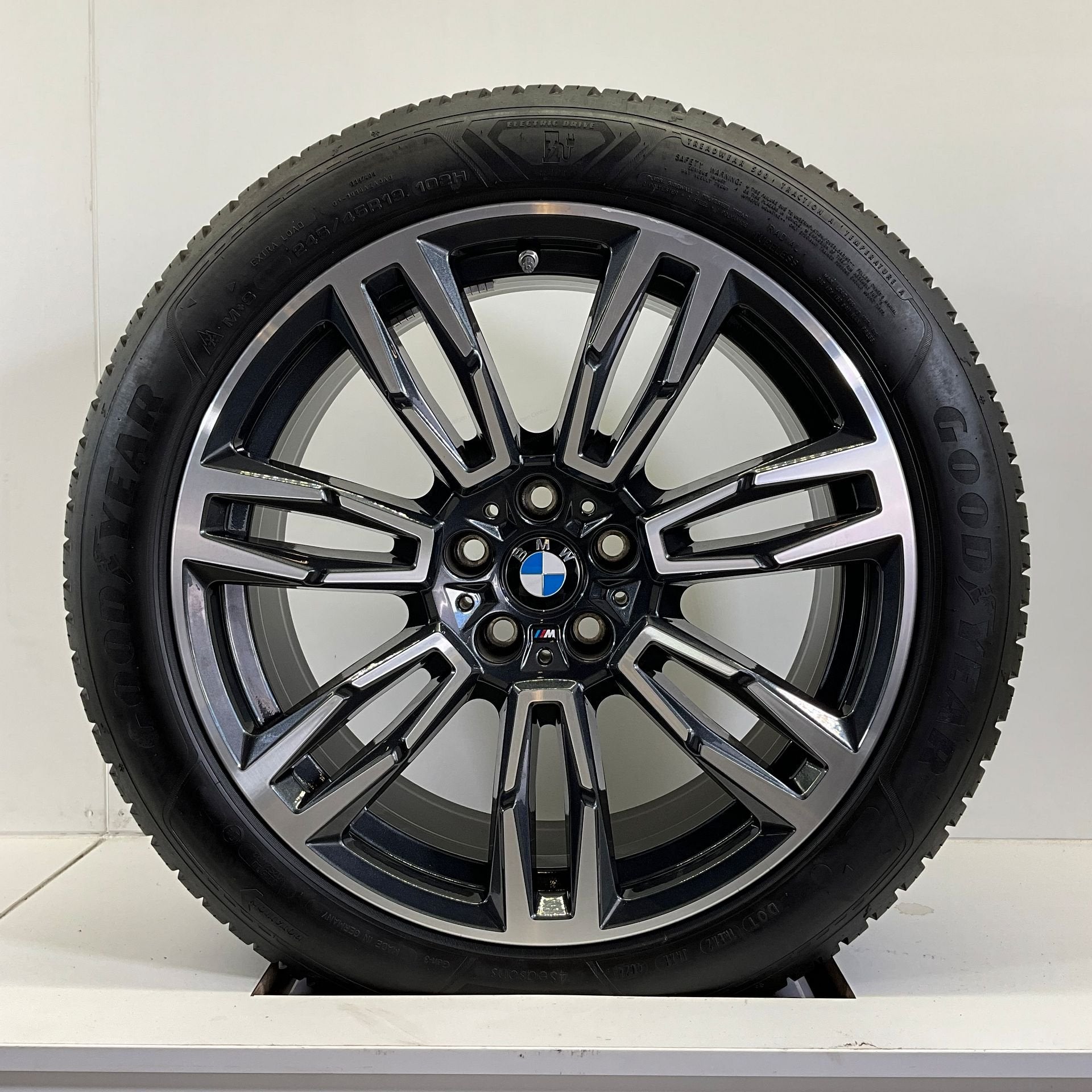 BMW 5 SERIE G60 I5 G60 SET VELGEN + 4 SEASON BANDEN 19 INCH, 19 inch, -, -, Banden en Velgen