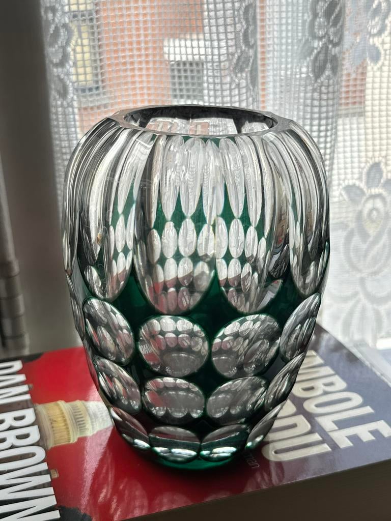 vase en cristal Val Saint Lambert vert doublé ,taillé, signé, Enlèvement