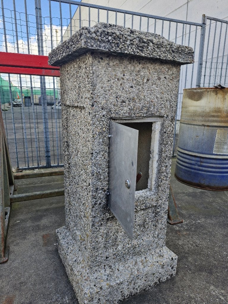 brievenbus in steen, Ophalen, Gebruikt, Beton, Staande brievenbus