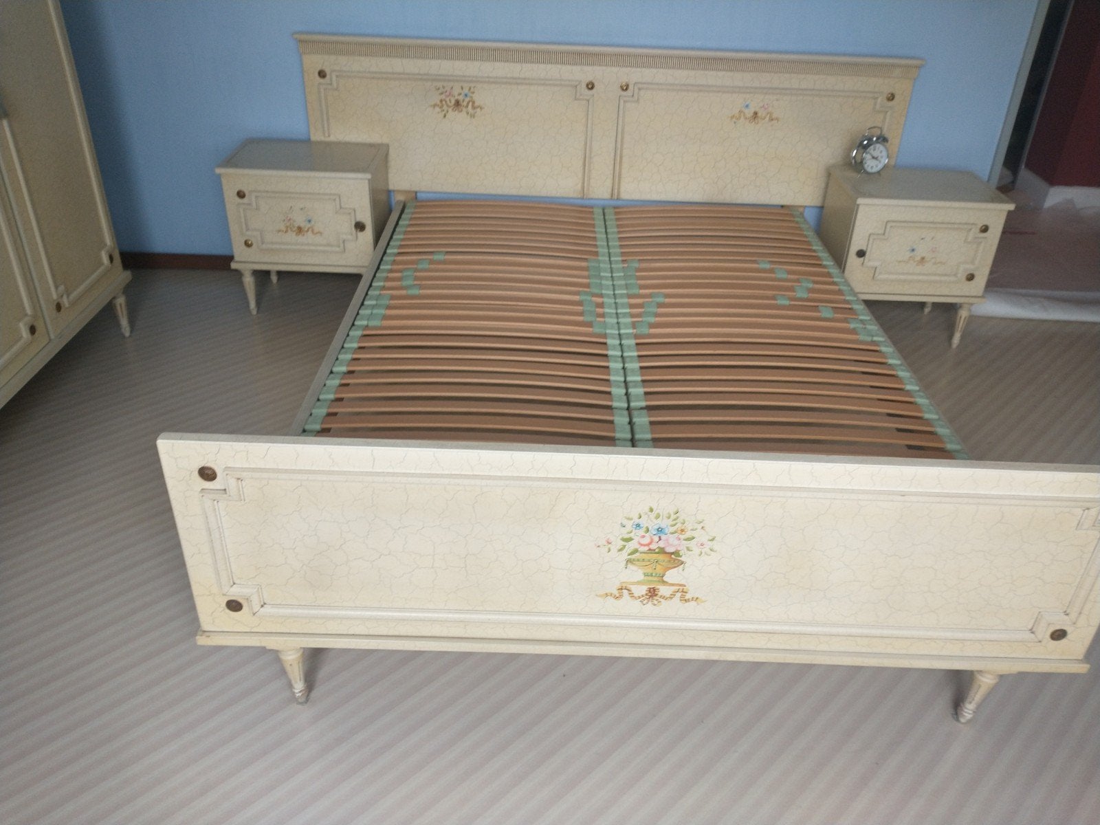 Bed en bijhorende, Enlèvement