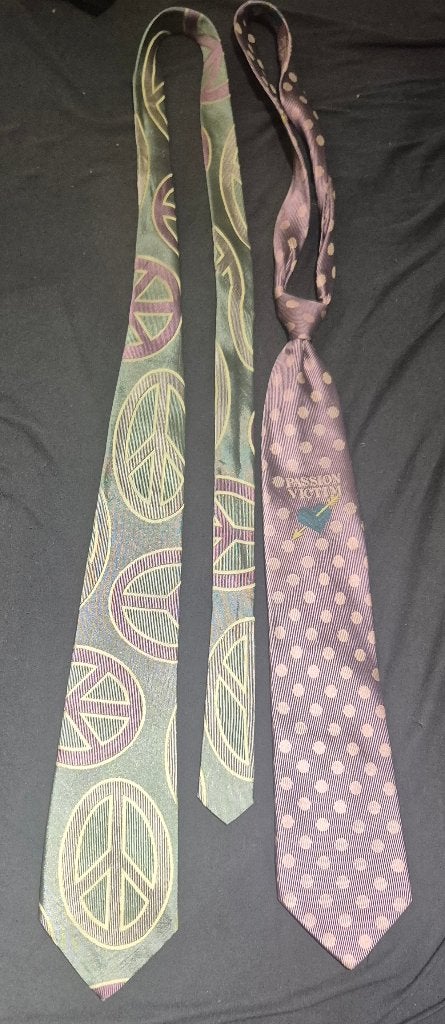 Set van 2 Vintage dassen van Moschino., Kleding | Heren, Ophalen of Verzenden, Zo goed als nieuw, Meerkleurig, Moschino