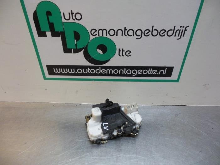 Serrure portière mécanique 2portes gauche d'un Peugeot 406, -, Utilisé, -, Peugeot