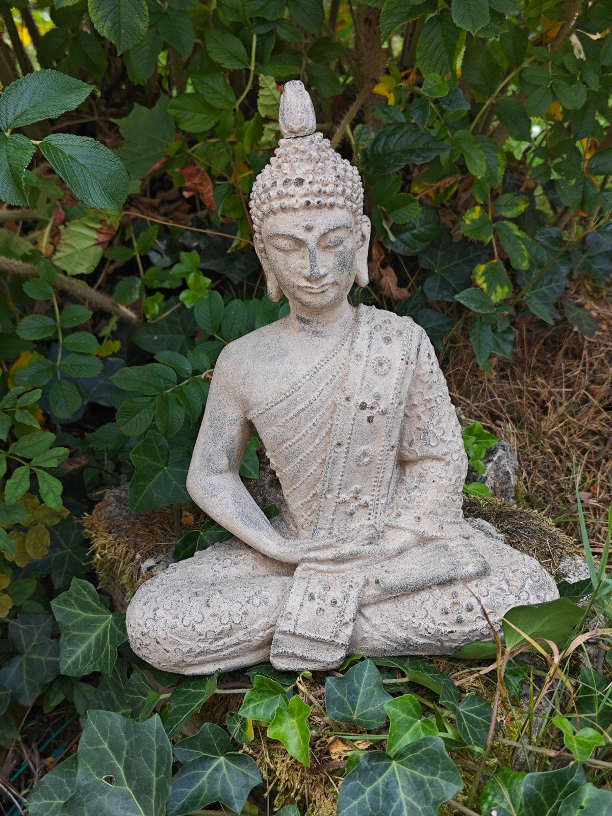Statue Bouddha assis Méditation Pierre Lave 29 cm, Antiquités & Art, Enlèvement ou Envoi, Statue, 20 - 50 cm