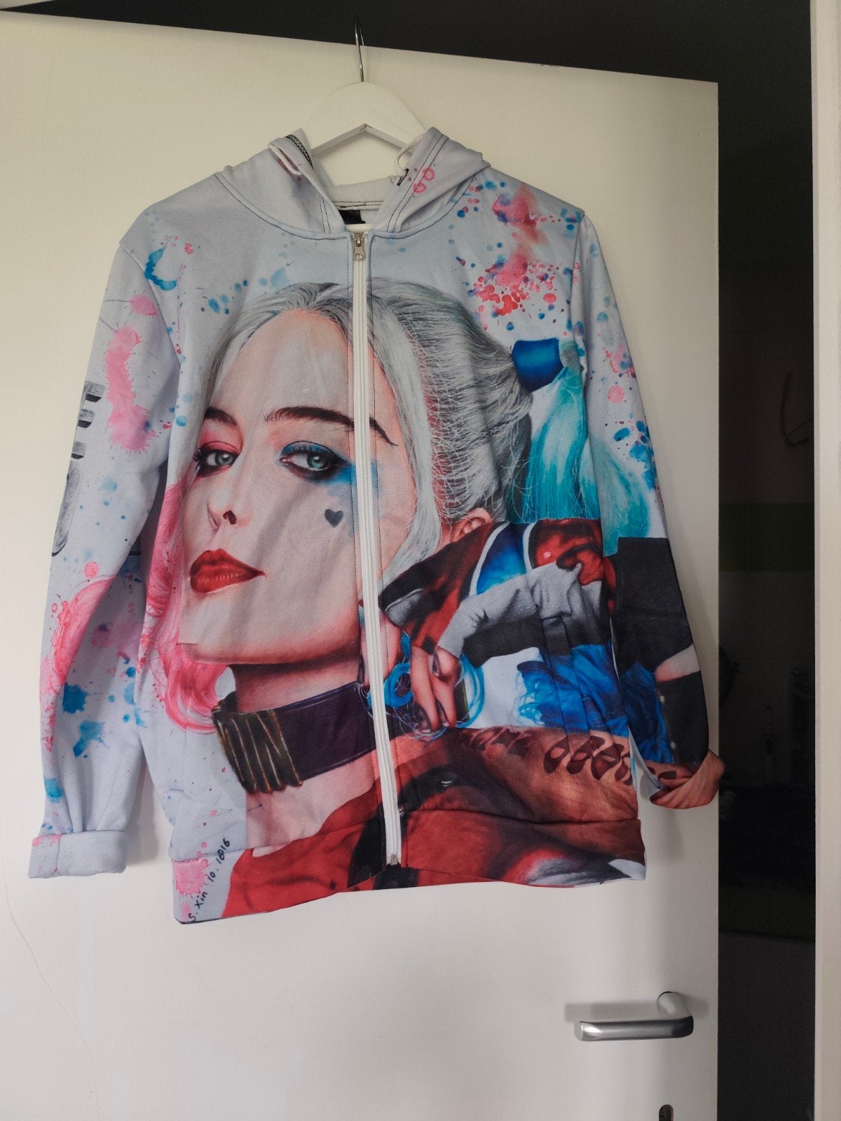 Harley Quinn sweatshirt met capuchon, ritssluiting en capuch, Kleding | Dames, Jassen | Zomer, Maat 38/40 (M), Meerkleurig, Ophalen of Verzenden