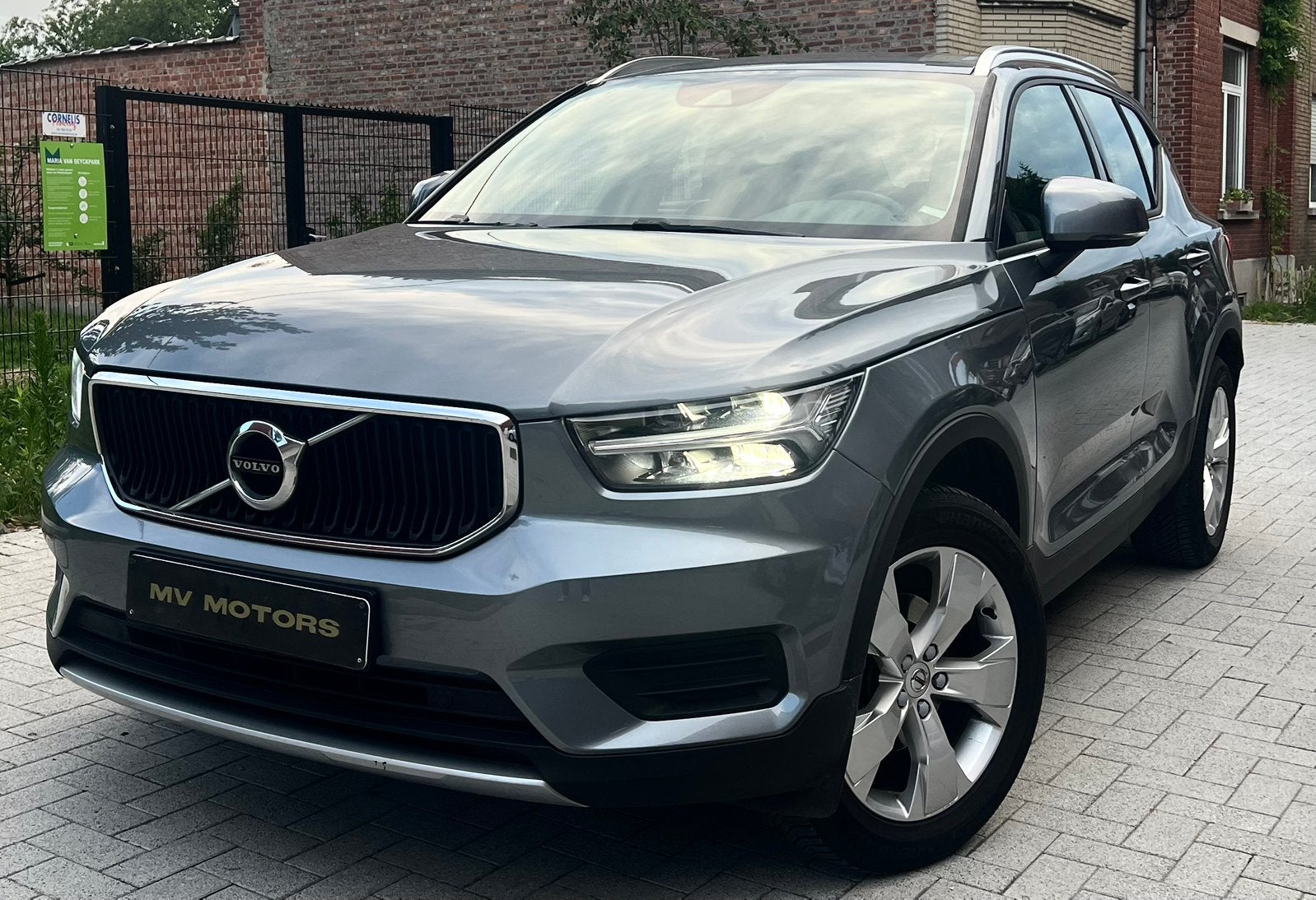 Volvo XC40 SUV Momentum, T3 Petrol 156 /premier propriétaire, Autos, Volvo, Argent ou Gris, Achat, Euro 6, Entreprise