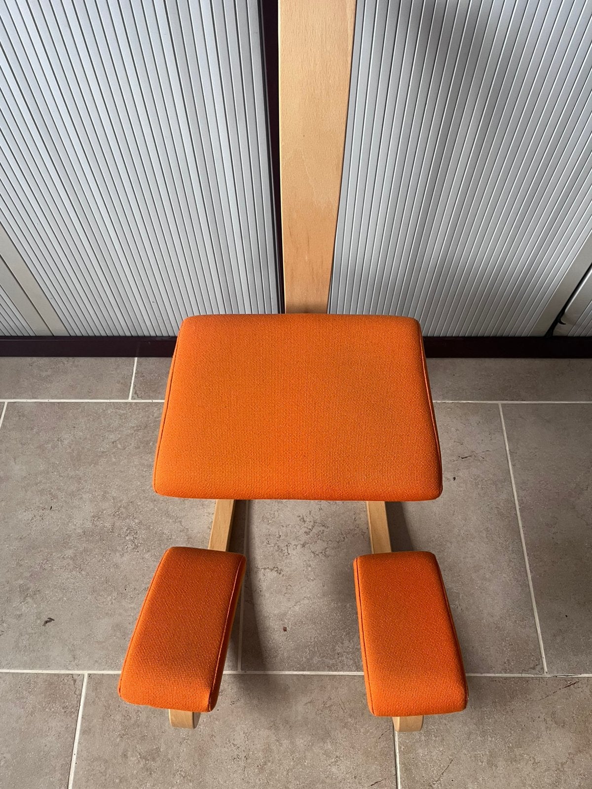 Varier ergonomische kniestoel – oranje – houten frame, Ophalen, Zo goed als nieuw