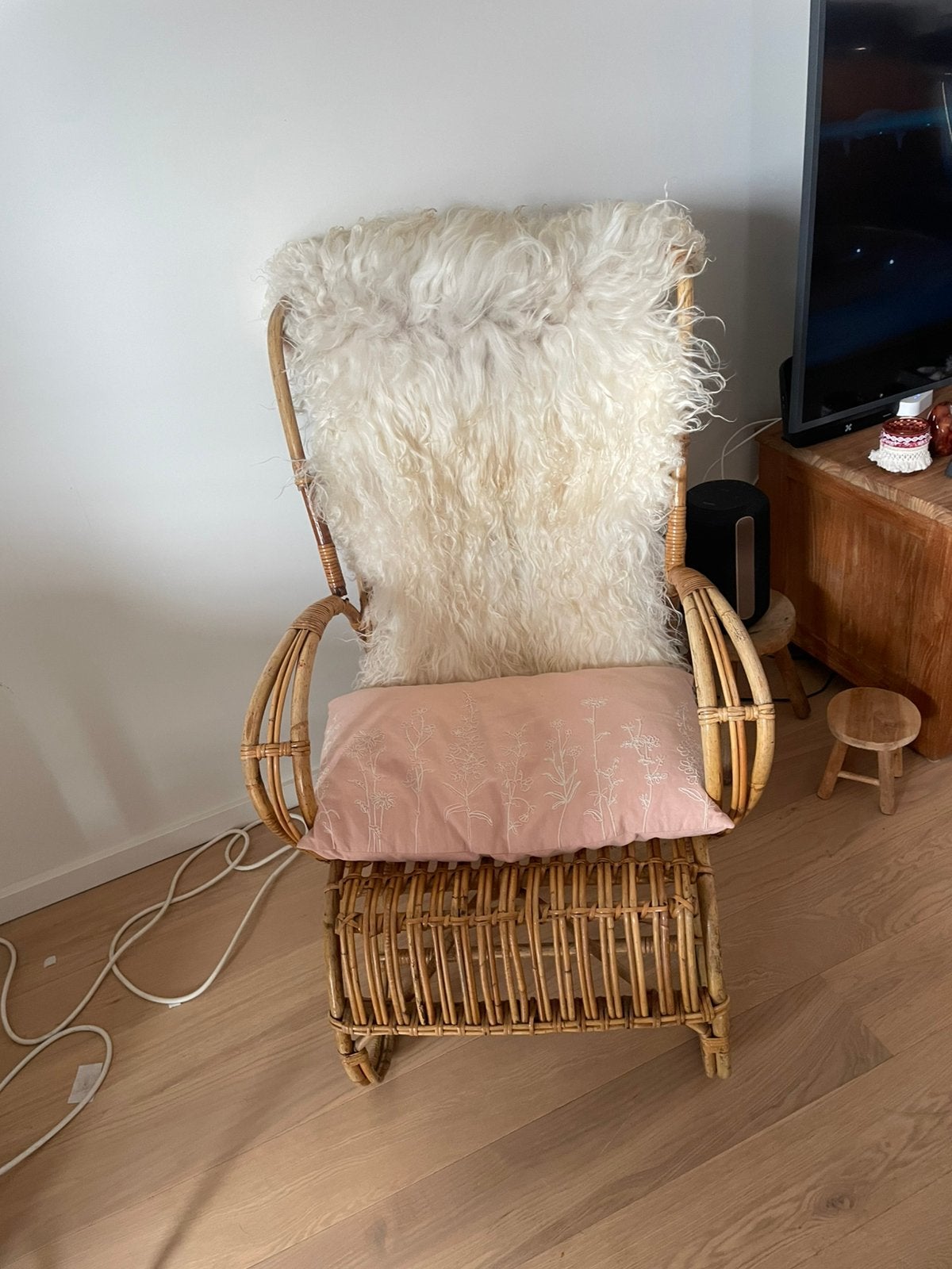 Rotan zetel met lanharig schapenvel, Huis en Inrichting, Fauteuils, Ophalen, Gebruikt