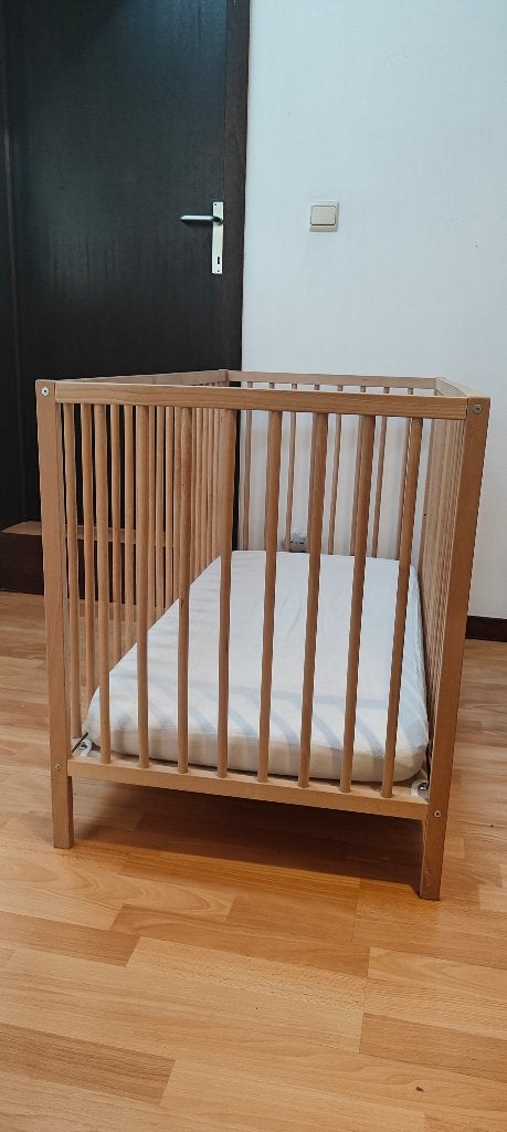 Babybed, Kinderen en Baby's, Kinderkamer | Bedden, Ophalen, Gebruikt, Minder dan 140 cm, Matras