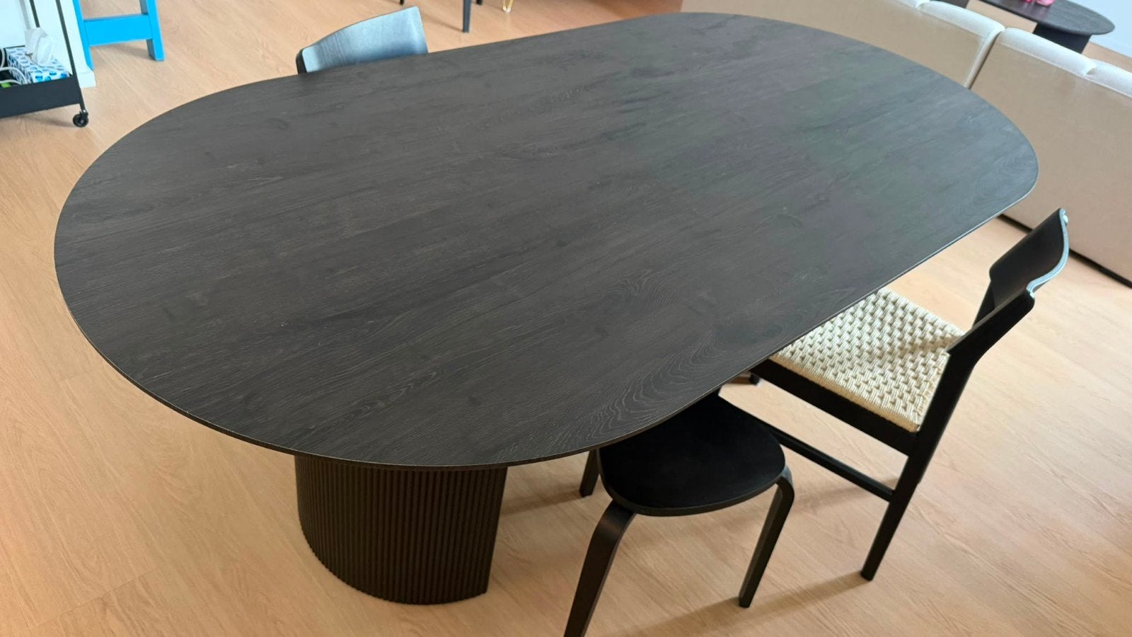 Zwarte tafel met stoelen in hout MOET SNEL WEG, Huis en Inrichting, Ophalen, 100 tot 150 cm, 200 cm of meer, Zo goed als nieuw