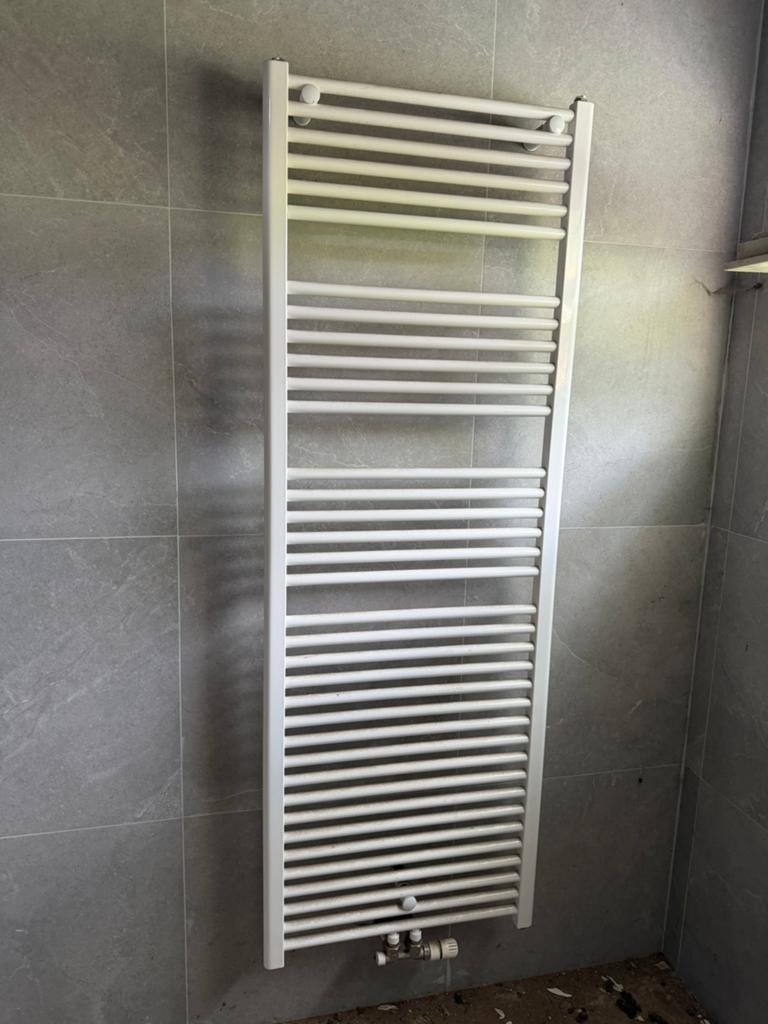 Handdoekradiator + aansluiting, Enlèvement, Comme neuf
