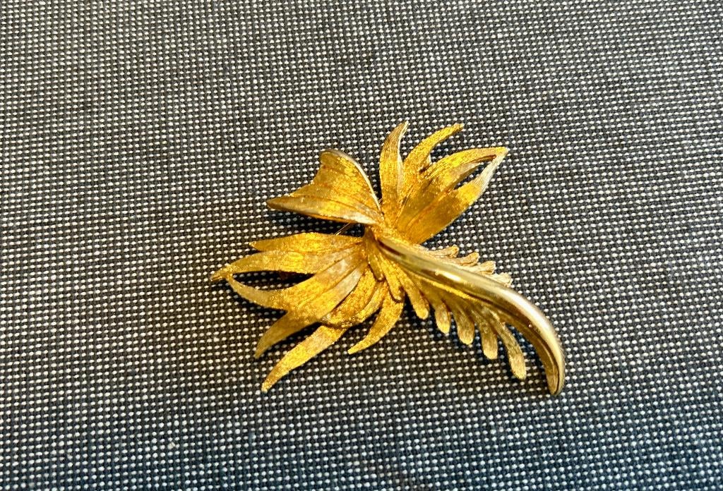 Broche vintage dorée feuilles années 60, Handtassen en Accessoires, Antieke sieraden, Ophalen of Verzenden, Overige materialen