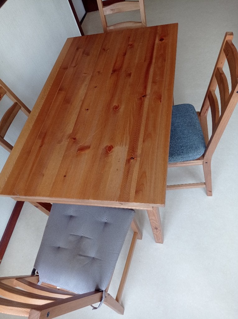 Table IKEA en pin massif + 4 chaises – Bon état, 100 à 150 cm, Quatre personnes, Comme neuf, Enlèvement