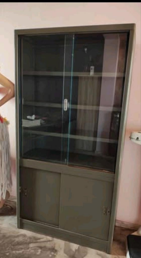 Oude kaki metalen kledingkast in industriële stijl, vintage, Huis en Inrichting, Kasten | Vitrinekasten, Glas