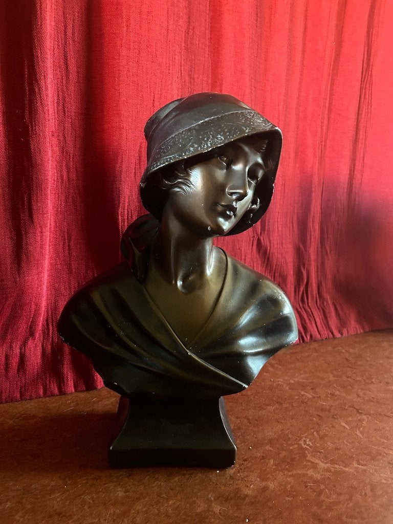 Buste van vrouw met hoed, ' La Douceur', Brun, Gips, Patiné, 50 - 100 cm