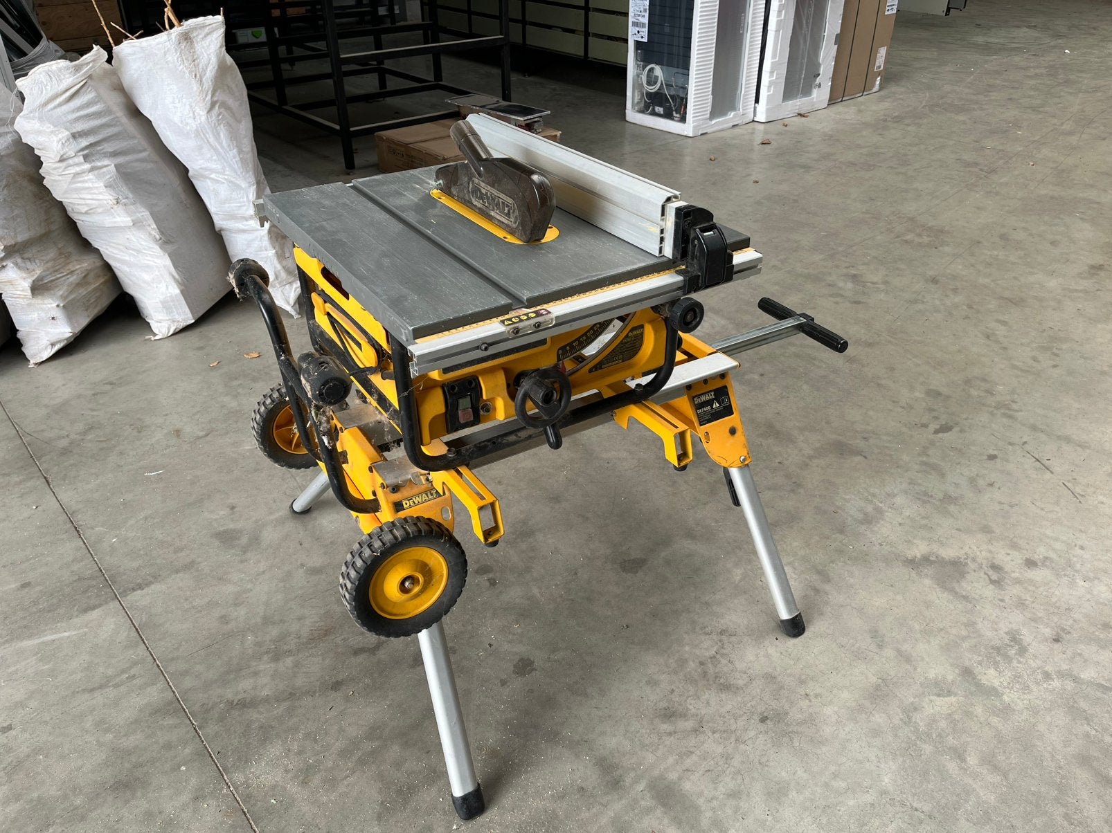 Dewalt DW745 tafelzaaag met onderstel, Doe-het-zelf en Bouw, Gereedschap | Zaagmachines, Ophalen, Zo goed als nieuw, 1200 watt of meer
