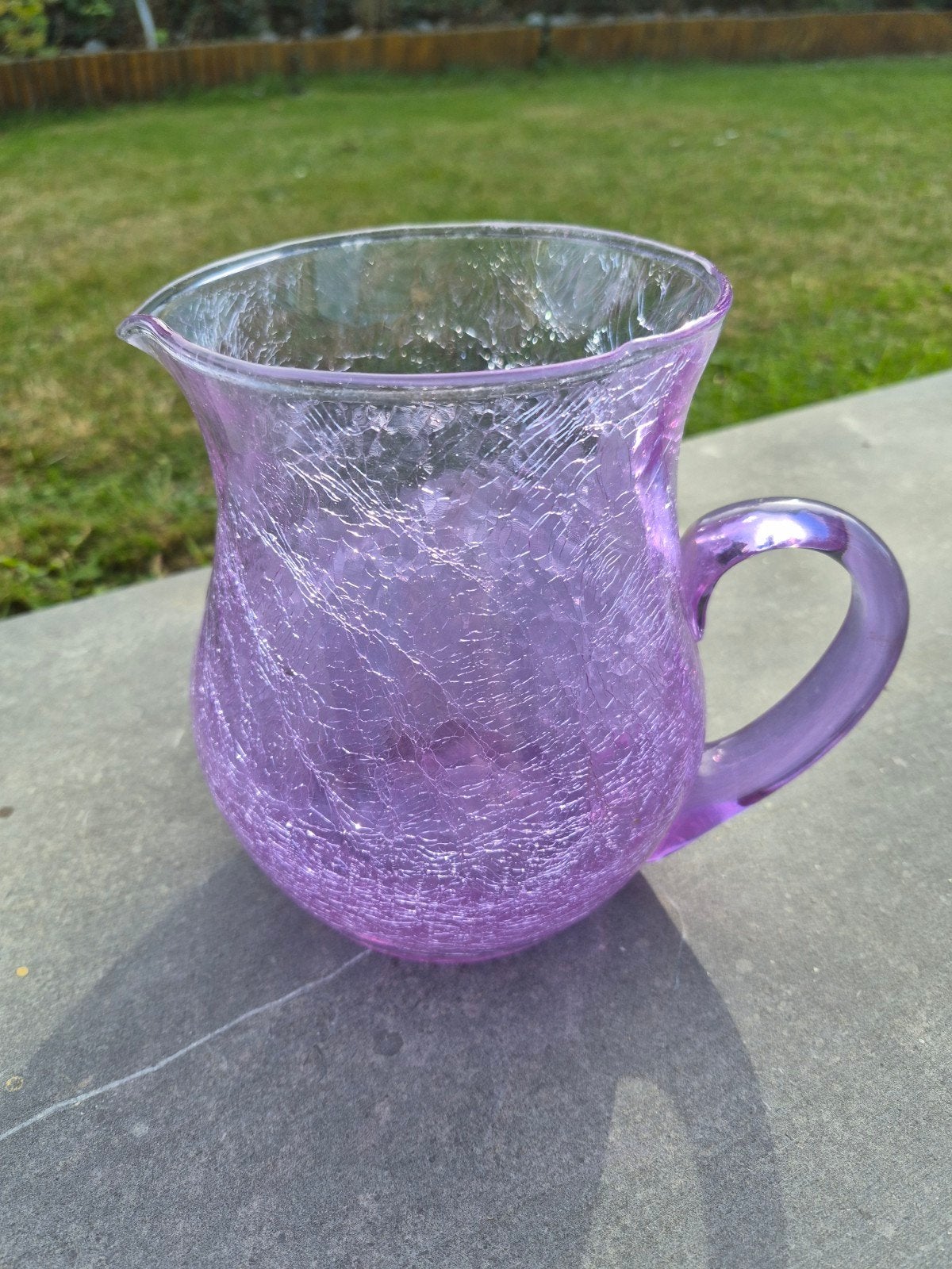 pichet en verre violet présente une texture craquelée, Huis en Inrichting, Ophalen, Paars, Glas