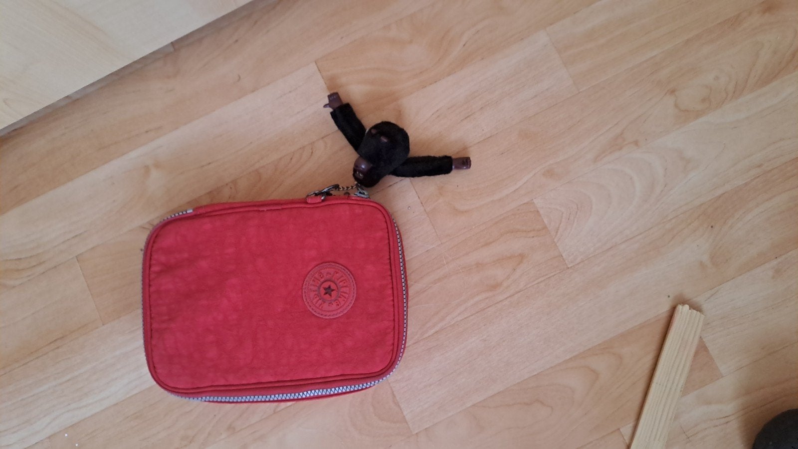 trousse kipling rouge, Enlèvement