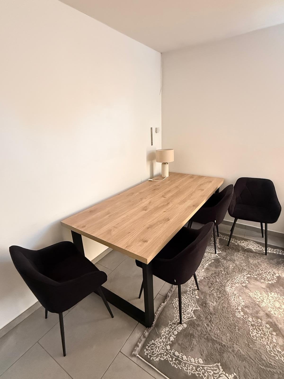 À vendre 1 table avec 4 chaises, Maison & Meubles, Enlèvement