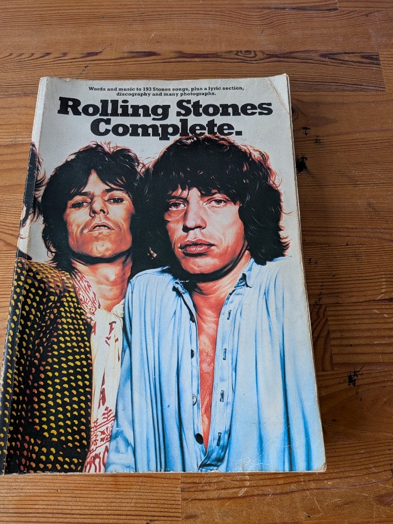 Rolling Stones boek met muziek en lyrics (1981), Boeken, Ophalen of Verzenden, Gelezen, Artiest