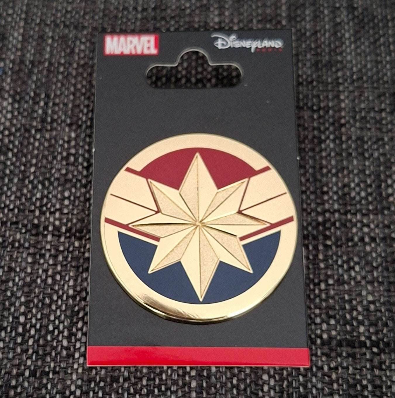 Captain Marvel logo pin - Disneyland Parijs (nieuw), Enlèvement ou Envoi, Neuf, Insigne ou Pin's