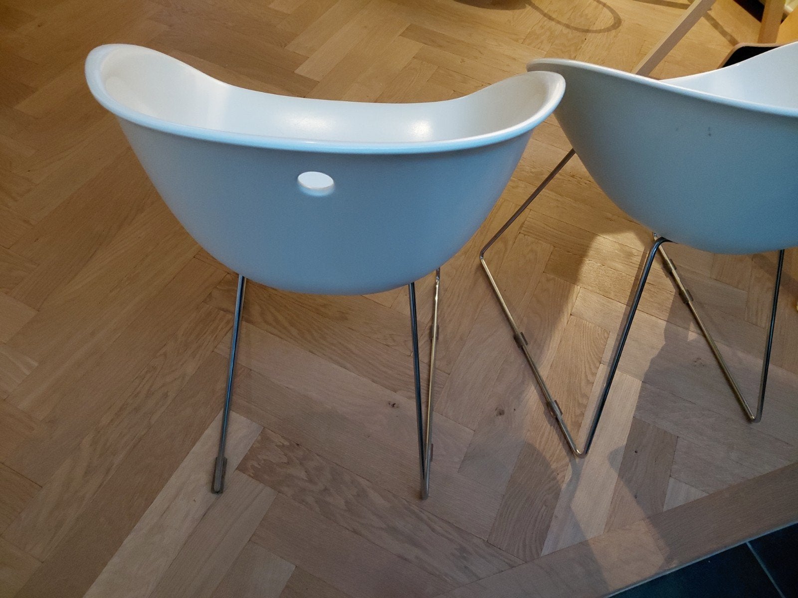 4 witte kuipstoelen, Ophalen