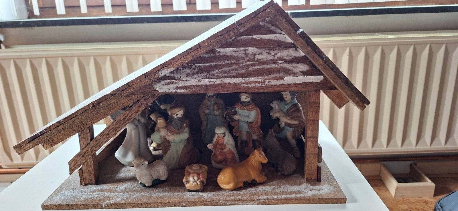 Handgemaakte Kerststal met bijhorende figuren., Diversen, Ophalen, Zo goed als nieuw