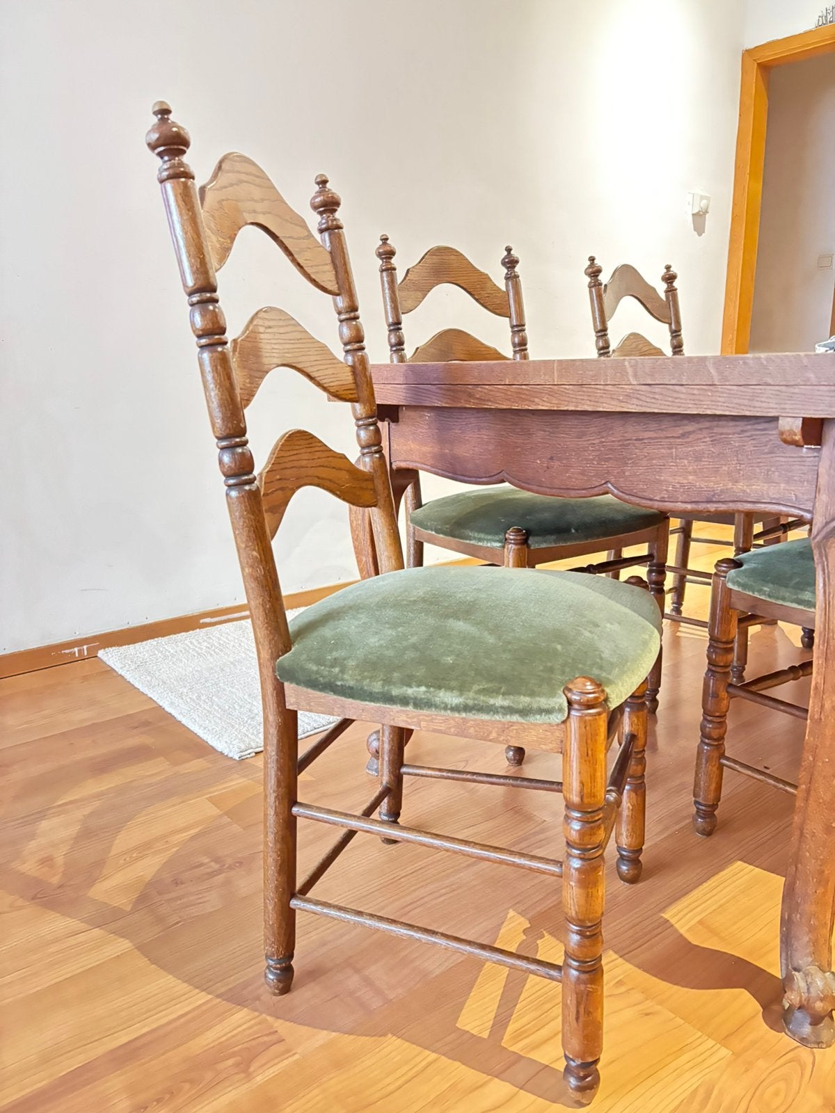 Gratis eettafel met stoelen. Gebruikt., Huis en Inrichting, Ophalen, Gebruikt, Wood, 4 tot 6 stoelen