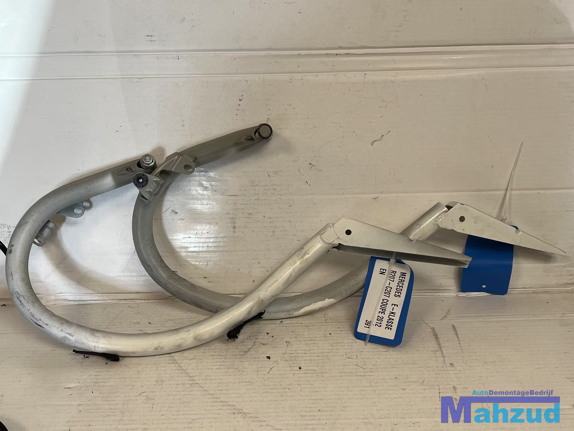 MERCEDES E klasse coupe C207 achterklep scharnier 2009-2016, Gebruikt, Mercedes-Benz AG, Mercedes-Benz, Mercedesstrasse 120
70372  Stuttgart, DE
