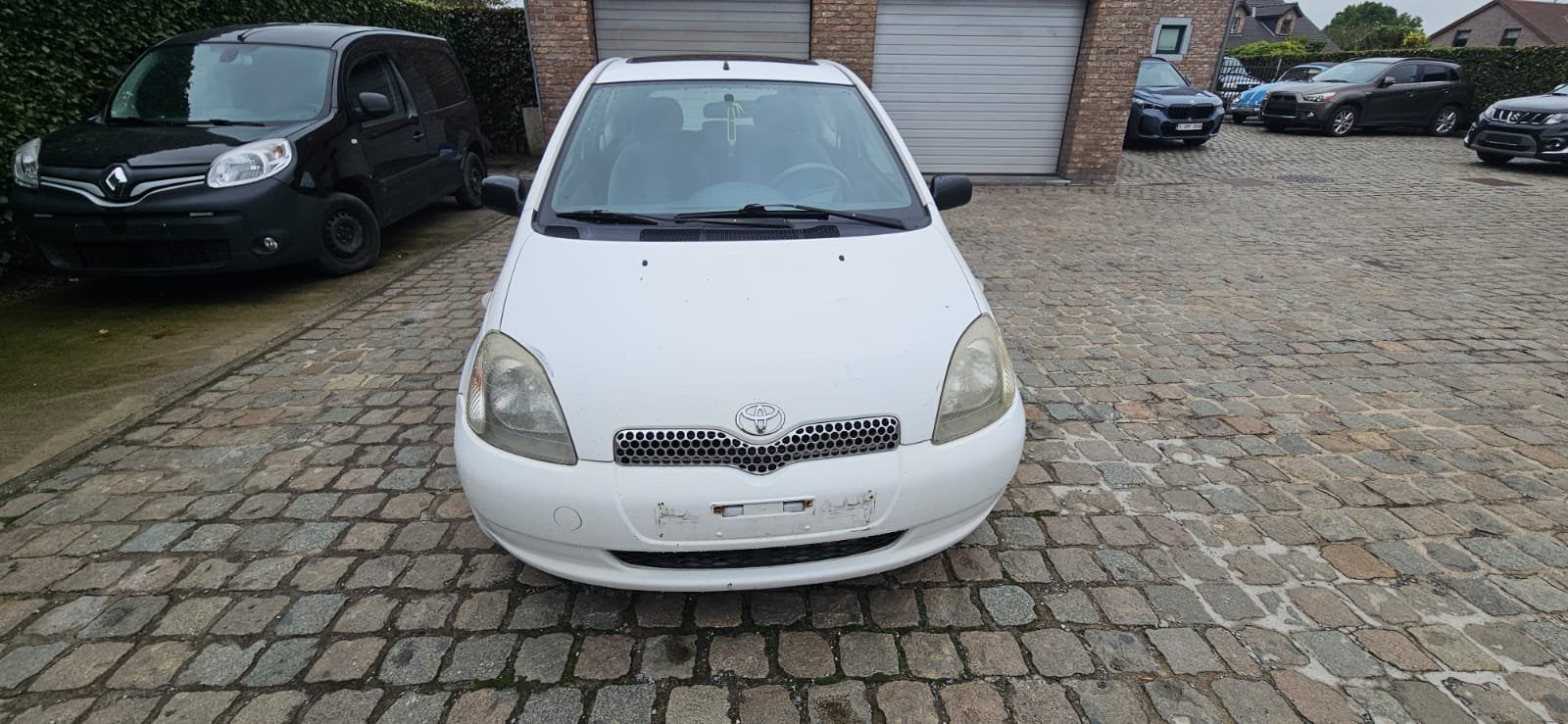 Toyota Yaris 1.0 Essence – 218.000 km – Très fiable, Achat, 3 places, Boîte manuelle, Berline