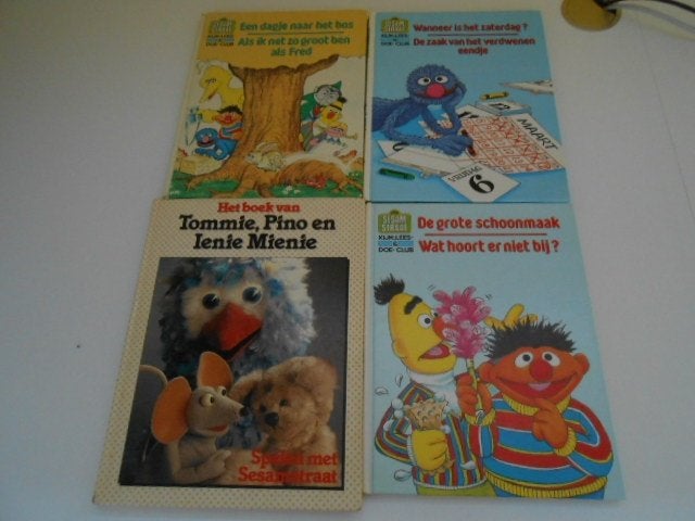 4 boeken "sesamstraat" samen 8 euro, Boeken, Gelezen, Jongen of Meisje, Ophalen of Verzenden, Sesamstraat