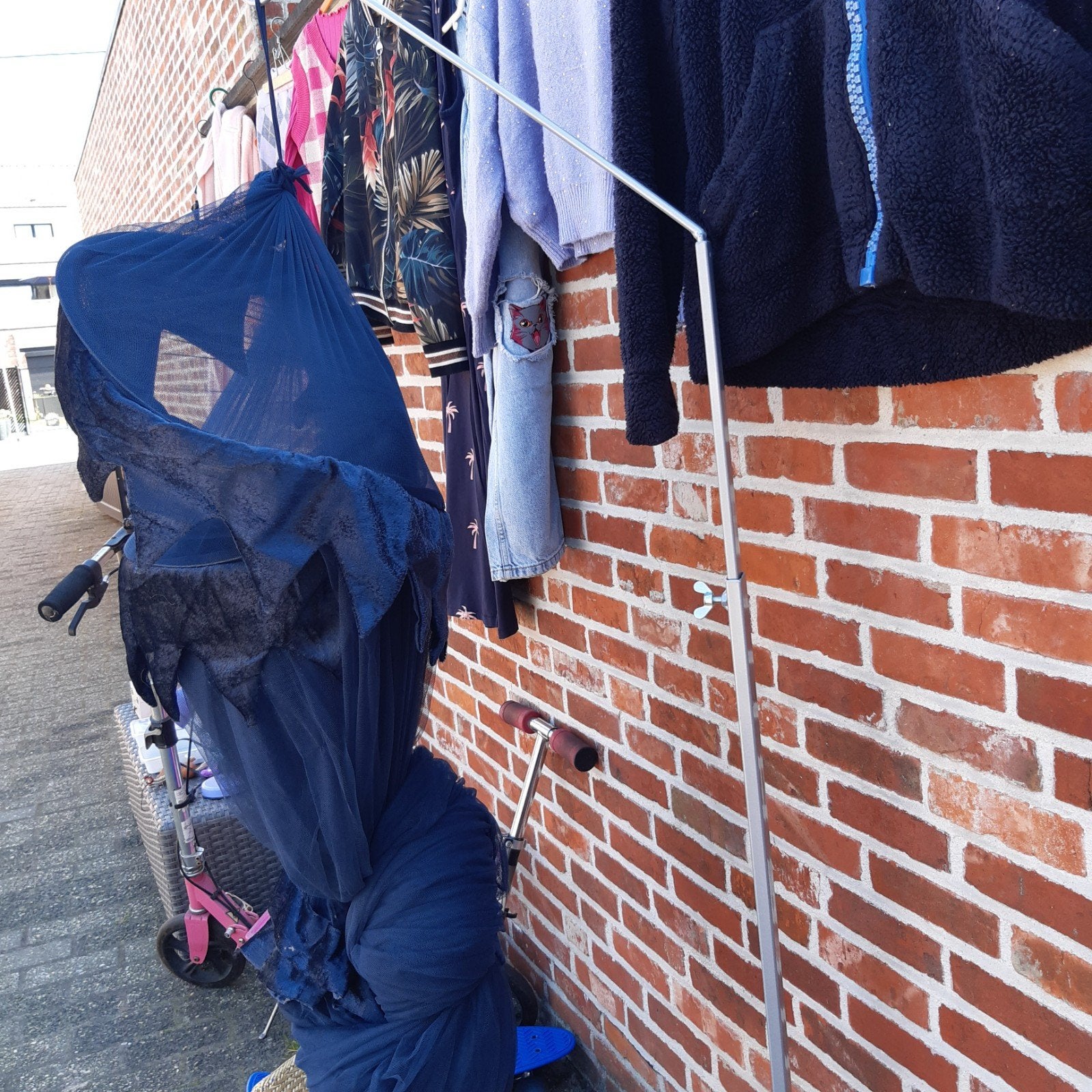 Muggennet voor boven bed met staander, Ophalen