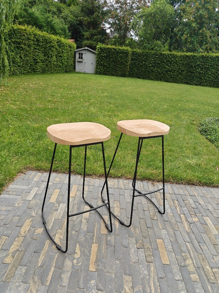 2 barkrukken (hout), Huis en Inrichting, Barkrukken, Ophalen, Met voetsteun, 60 tot 90 cm, Zo goed als nieuw