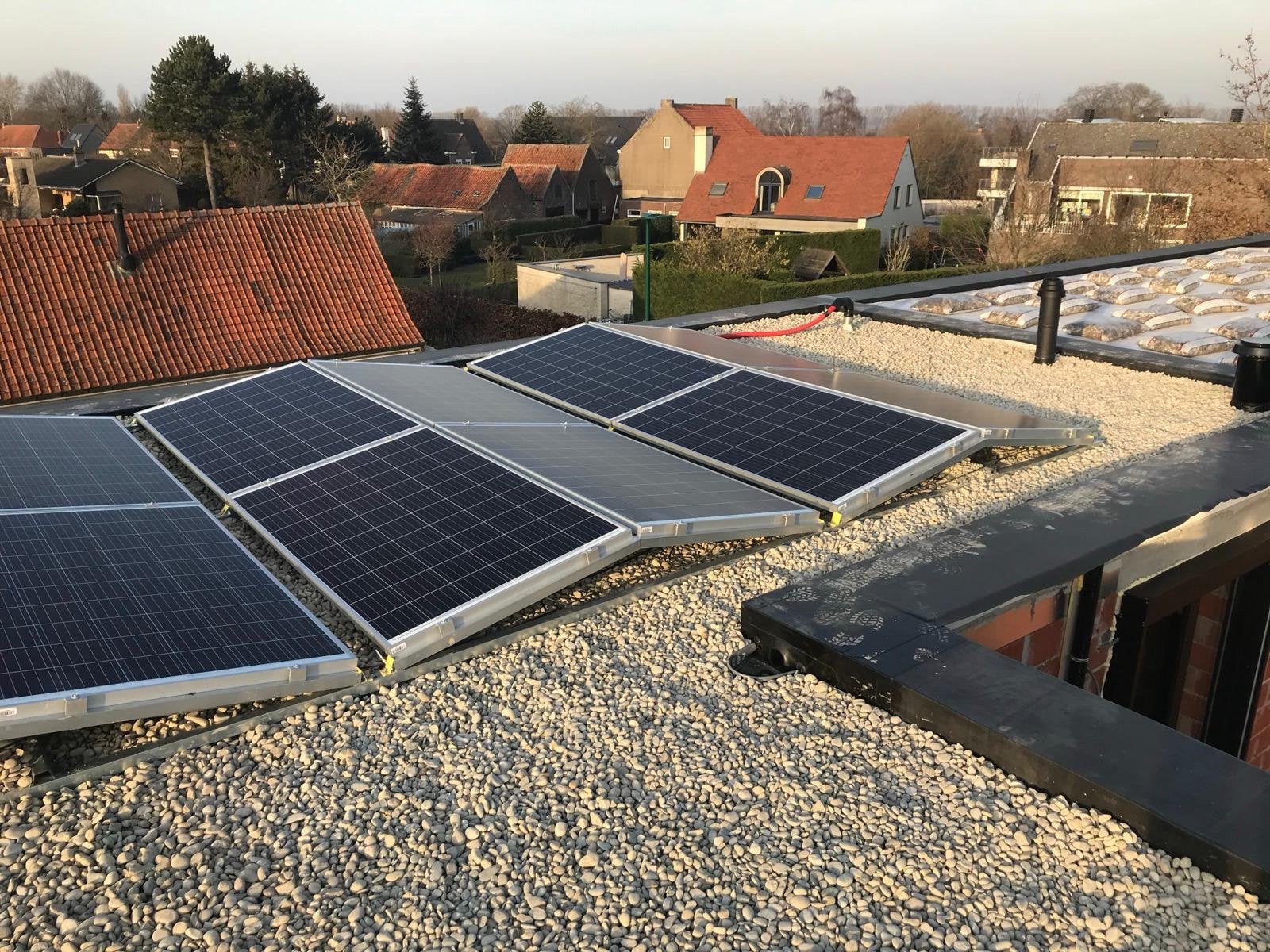 Panneaux solaires et onduleur pour toit plat, Enlèvement, Utilisé, Système complet, 200 watts-crêtes ou plus