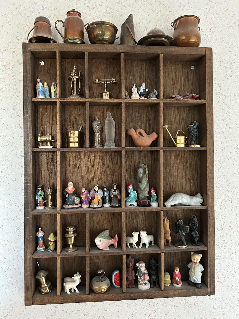 Étagère avec 50 miniatures + Miniatures en bronze, Maison & Meubles, Enlèvement, Utilisé
