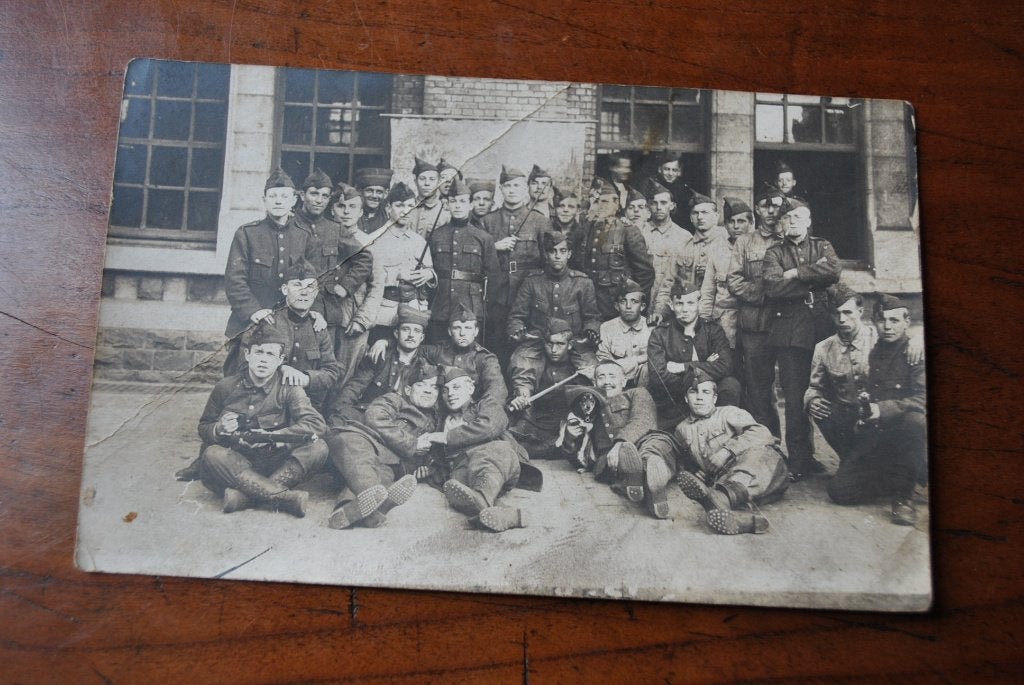 Photo carte ancienne Groupe Militaires Uniforme Infanterie, Enlèvement ou Envoi, Armée de terre, Photo ou Poster