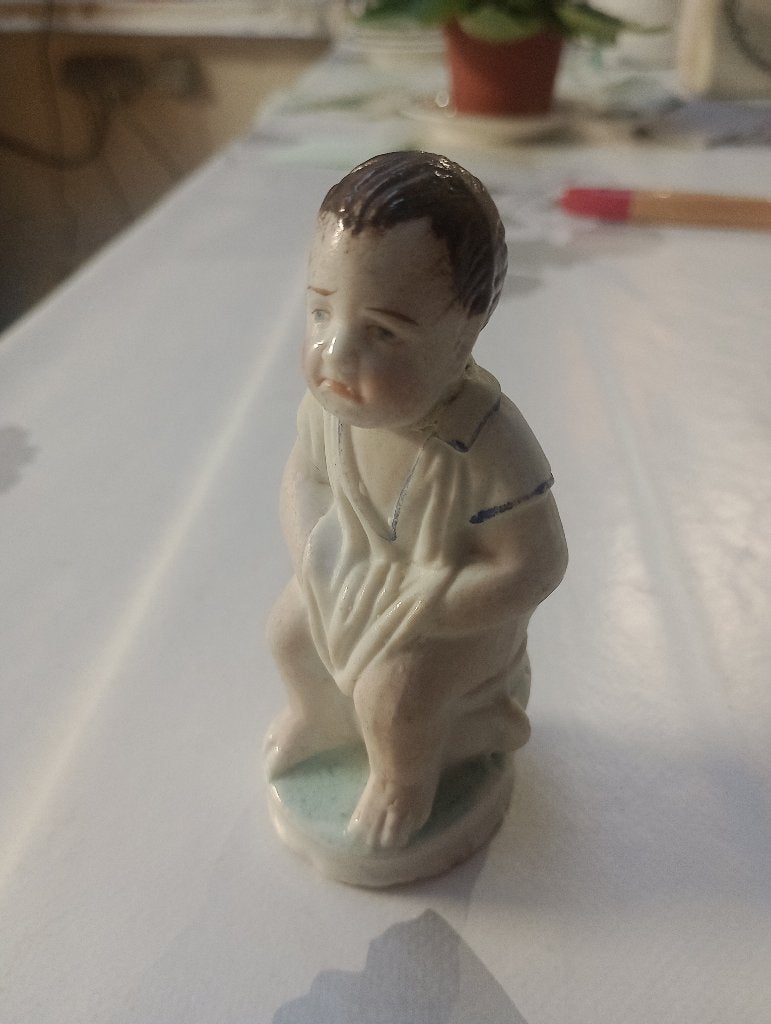 Figurine ancienne porcelaine enfant sur pot 10cm, Enlèvement ou Envoi