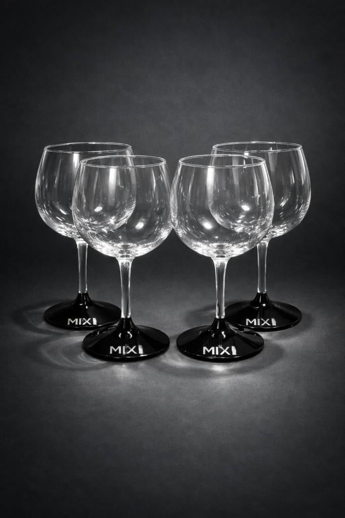Glazen met vier glazen in ballonstijl, „The Perfect Mix”., Verzamelen, Glas en Drinkglazen, Ophalen of Verzenden, Zo goed als nieuw