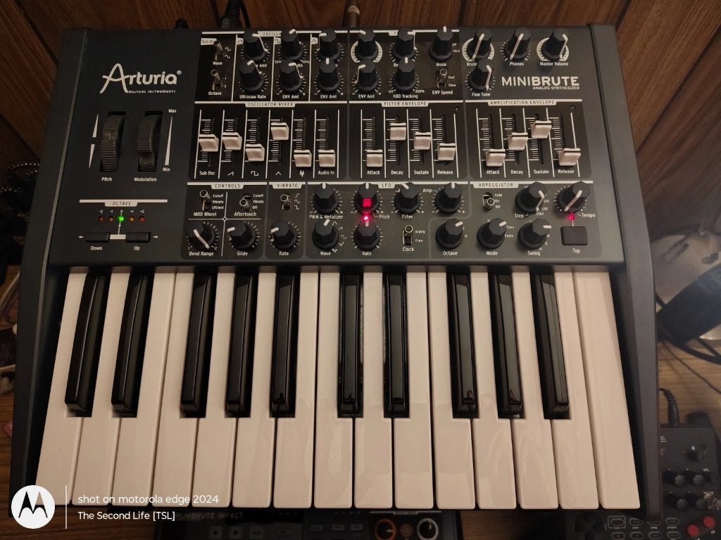 Arturia MiniBrute monofone synthesizer, Muziek en Instrumenten, Overige merken, Gebruikt, Met koffer of flightcase, Overige aantallen