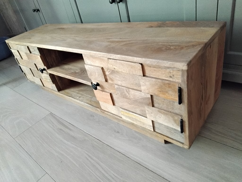 TV meubel massief Mango hout met 3D deuren nieuwstaat, Huis en Inrichting, Ophalen, Nieuw